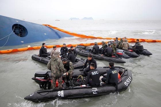 كوريا: اعتقال ربان السفينة الغارقة لانه نجا بنفسه الركاب في خطر صورة رقم 9