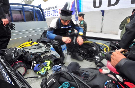 نائب مدير مدرسة ينتحر بعد انقاذه من السفينة الكورية الغارقة صورة رقم 16
