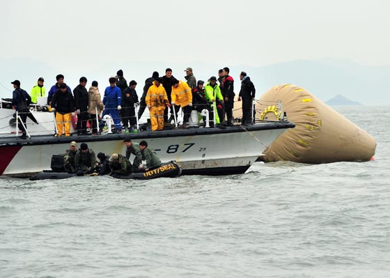 نائب مدير مدرسة ينتحر بعد انقاذه من السفينة الكورية الغارقة صورة رقم 5