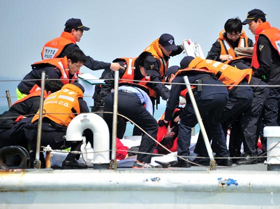 محادثات الاستغاثة تكشف سبب عدم هرب ركاب السفينة الكورية الغارقة صورة رقم 9