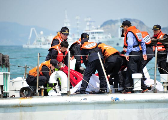 محادثات الاستغاثة تكشف سبب عدم هرب ركاب السفينة الكورية الغارقة صورة رقم 10