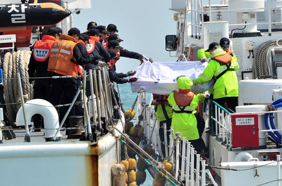 محادثات الاستغاثة تكشف سبب عدم هرب ركاب السفينة الكورية الغارقة صورة رقم 12