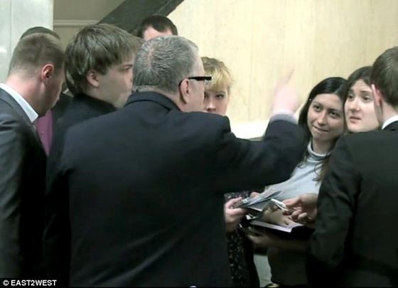 زعيم روسي يأمر مساعديه باغتصاب صحفية علانية بسبب سؤال صورة رقم 1