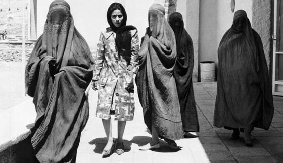 شاهد بالصور.. التغيرات التي طرأت على زي المرأة الأفغانية! صورة رقم 11