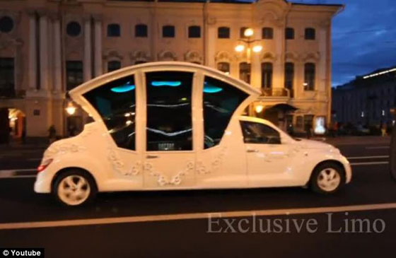 بالصور.. عرائس روسيا يخترن سيارة الزفاف ليموزين سندريلا صورة رقم 6