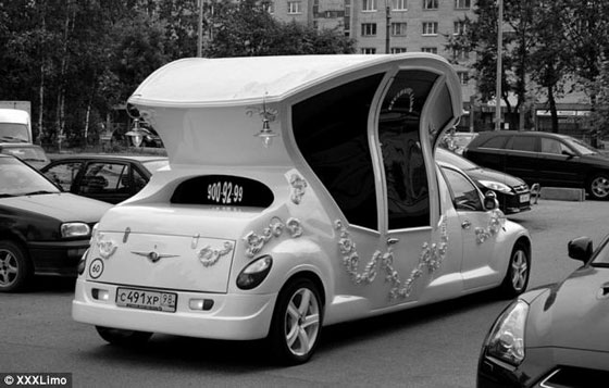 بالصور.. عرائس روسيا يخترن سيارة الزفاف ليموزين سندريلا صورة رقم 2
