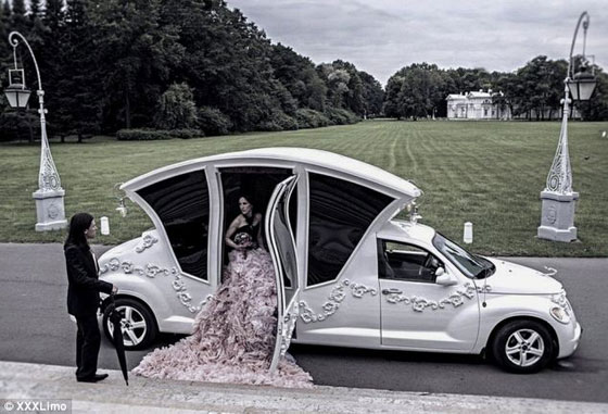 بالصور.. عرائس روسيا يخترن سيارة الزفاف ليموزين سندريلا صورة رقم 3