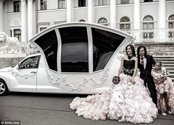 بالصور.. عرائس روسيا يخترن سيارة الزفاف ليموزين سندريلا صورة رقم 4