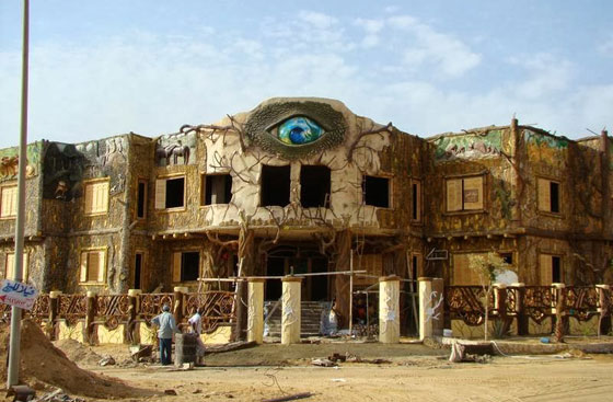 سر فيلا في القاهرة مبنية بشكل غابة مع عين كبيرة تنظر اليك! صورة رقم 1
