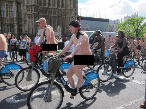 صور الآف يشاركون في سباق دراجات العراة في لندن صورة رقم 1