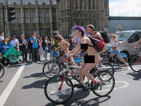 صور الآف يشاركون في سباق دراجات العراة في لندن صورة رقم 2