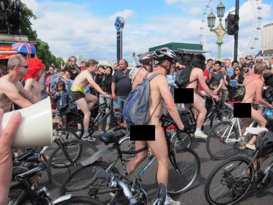 صور الآف يشاركون في سباق دراجات العراة في لندن صورة رقم 4