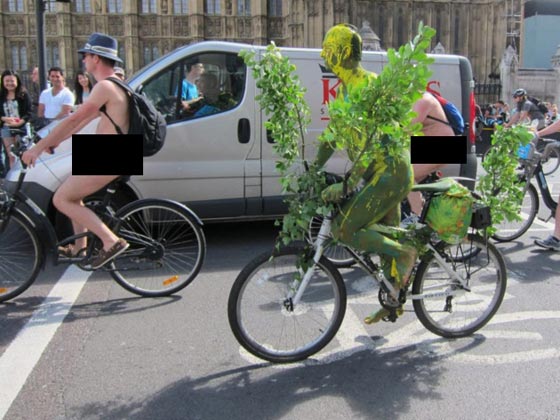 صور الآف يشاركون في سباق دراجات العراة في لندن صورة رقم 5
