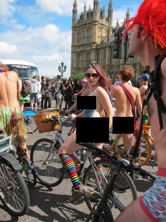 صور الآف يشاركون في سباق دراجات العراة في لندن صورة رقم 6