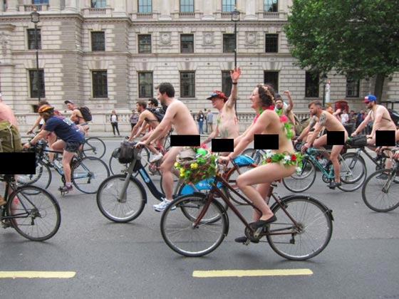صور الآف يشاركون في سباق دراجات العراة في لندن صورة رقم 7
