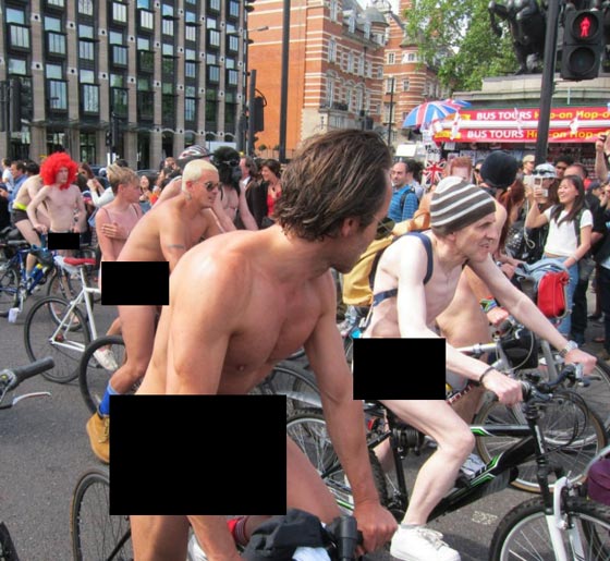 صور الآف يشاركون في سباق دراجات العراة في لندن صورة رقم 8