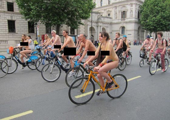 صور الآف يشاركون في سباق دراجات العراة في لندن صورة رقم 9