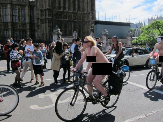 صور الآف يشاركون في سباق دراجات العراة في لندن صورة رقم 10