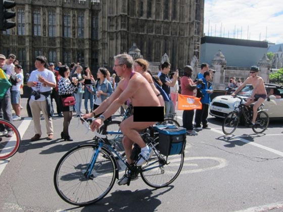 صور الآف يشاركون في سباق دراجات العراة في لندن صورة رقم 11