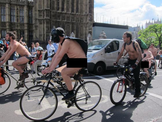 صور الآف يشاركون في سباق دراجات العراة في لندن صورة رقم 12