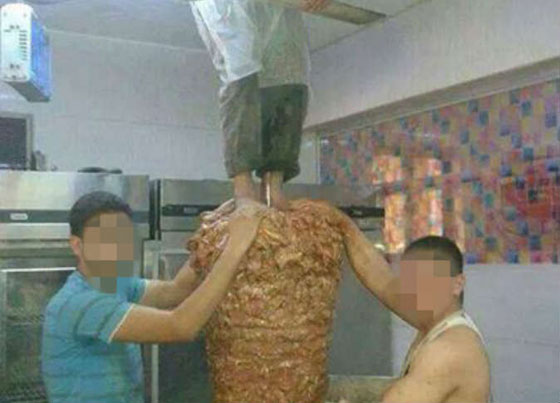 صور مقززة: عامل مطعم سعودي يقف على سيخ الشاورما بقدميه صورة رقم 1
