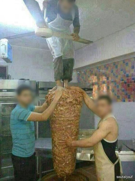صور مقززة: عامل مطعم سعودي يقف على سيخ الشاورما بقدميه صورة رقم 2
