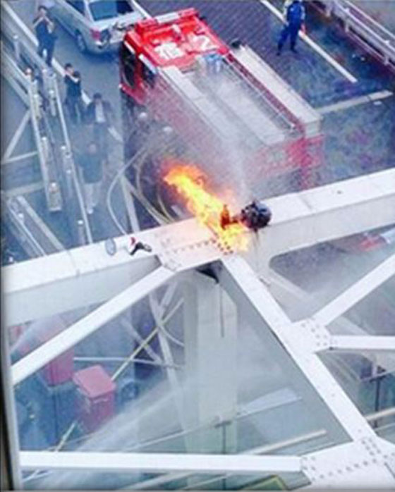 بالفيديو.. ياباني يشعل النار في جسده امام الناس وسط طوكيو صورة رقم 5