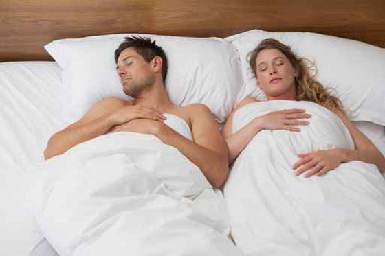 الازواج الذين ينامون عراة يعيشون حياة زوجية سعيدة صورة رقم 1