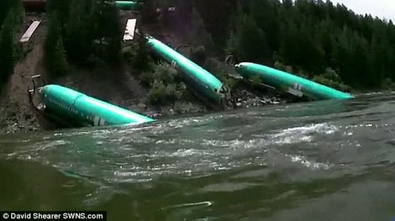 شاهد.. سقوط 3 طائرات بوينغ وقطار تجاري معا في نهر بأمريكا صورة رقم 2