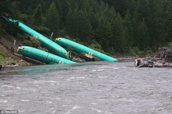 شاهد.. سقوط 3 طائرات بوينغ وقطار تجاري معا في نهر بأمريكا صورة رقم 6