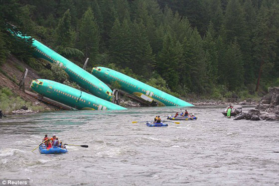شاهد.. سقوط 3 طائرات بوينغ وقطار تجاري معا في نهر بأمريكا صورة رقم 7