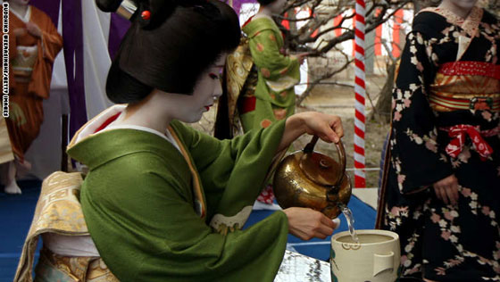 مطاردة فتيات الغايشا في اليابان هدف اساس لاجتذاب السياح صورة رقم 7
