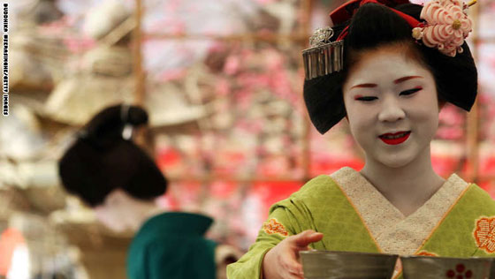 مطاردة فتيات الغايشا في اليابان هدف اساس لاجتذاب السياح صورة رقم 2
