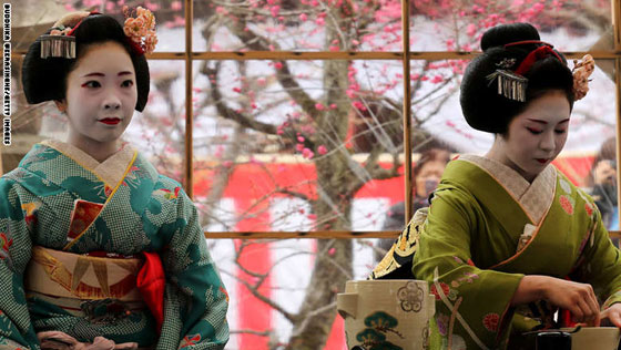 مطاردة فتيات الغايشا في اليابان هدف اساس لاجتذاب السياح صورة رقم 1