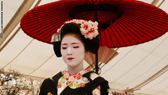 مطاردة فتيات الغايشا في اليابان هدف اساس لاجتذاب السياح صورة رقم 3