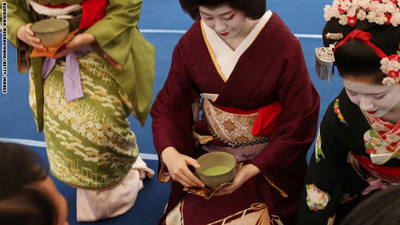 مطاردة فتيات الغايشا في اليابان هدف اساس لاجتذاب السياح صورة رقم 4