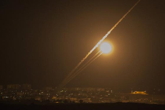 غزة تقصف تل ابيب بصواريخ جديدة.. من صنع محلي صورة رقم 1