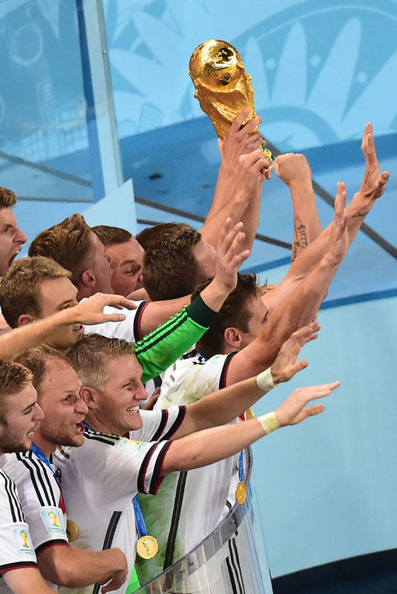 الاحتفالات تعم المانيا بعد فوزها بكأس العالم للمرة الرابعة صورة رقم 11