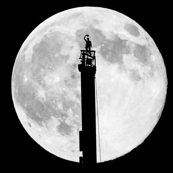 شاهد.. حمدان ال مكتوم يتسلق برج خليفة ويجاور القمر العملاق صورة رقم 1