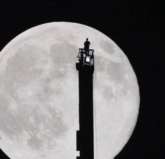 شاهد.. حمدان ال مكتوم يتسلق برج خليفة ويجاور القمر العملاق صورة رقم 3