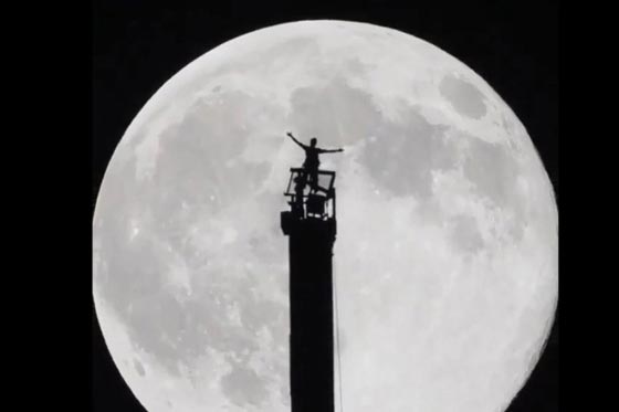 شاهد.. حمدان ال مكتوم يتسلق برج خليفة ويجاور القمر العملاق صورة رقم 4