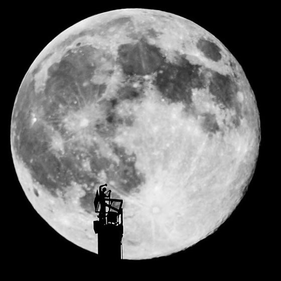 شاهد.. حمدان ال مكتوم يتسلق برج خليفة ويجاور القمر العملاق صورة رقم 2