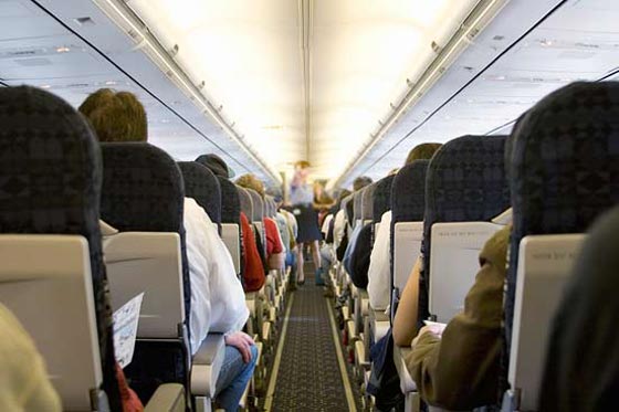 السفر بالطائرات وقوفا لخفض السعر وزيادة عدد المسافرين صورة رقم 2