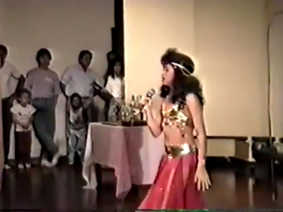  فيديو شاكيرا في طفولتها ترقص وتغني 