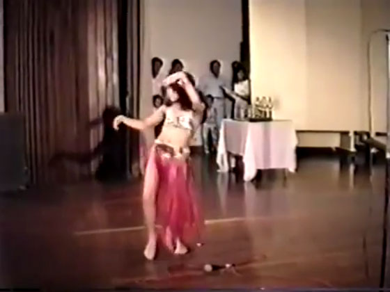  فيديو شاكيرا في طفولتها ترقص وتغني 