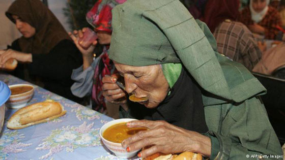  صور: موائد الرحمن في شهر رمضان الكريم حول العالم صورة رقم 6