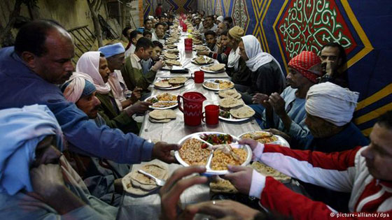  صور: موائد الرحمن في شهر رمضان الكريم حول العالم صورة رقم 7