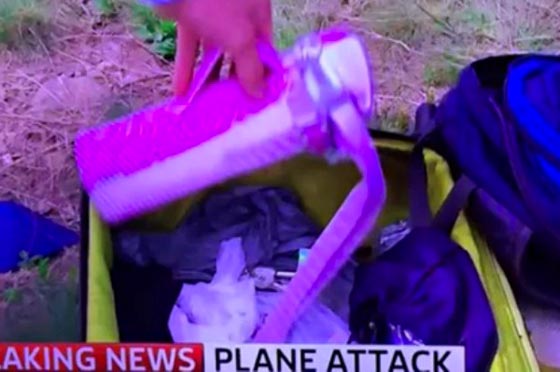 فضيحة.. مراسل سكاي نيوز يعبث بحاجيات ضحايا الطائرة الماليزية صورة رقم 1