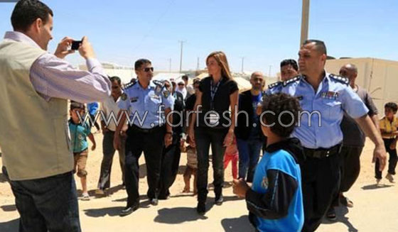 بالصور.. سفيرة النوايا الحسنة كارول سماحة تزور اطفال الزعتري صورة رقم 1