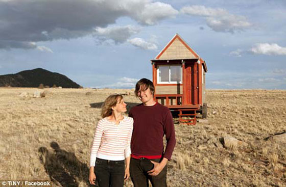 صور: زوجان يحلان مشكلة غلاء البيوت ويبنيان منزلا صغيرا جدا صورة رقم 12